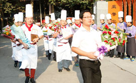 �����¶����񽱽�ʦ�������飬ʦ���е���ӭ